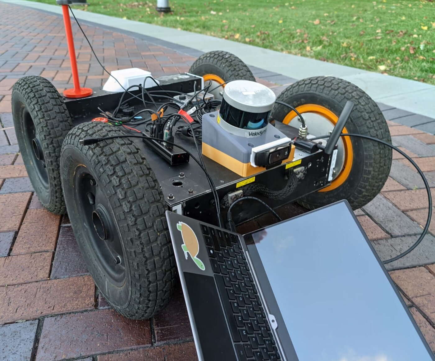 Quad-wheel research robot · LiDAR + vision SLAM · 2023